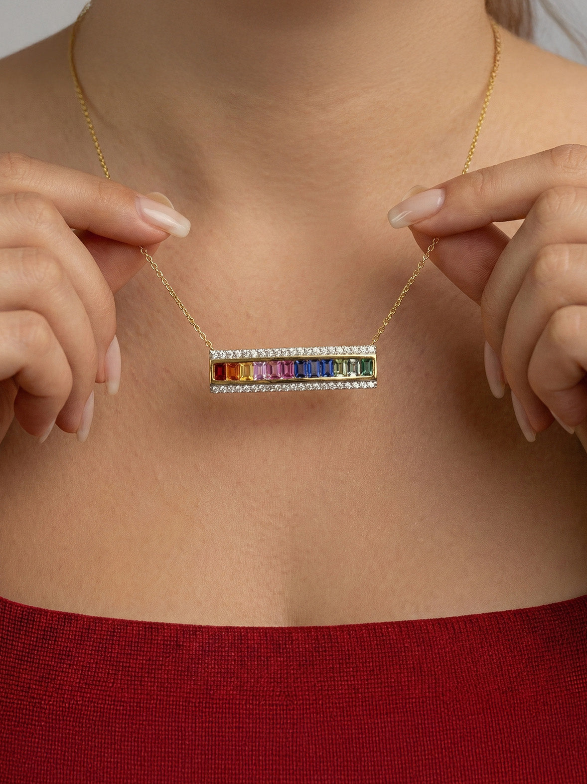 قلادة من الياقوت الأزرق بألوان قوس قزح