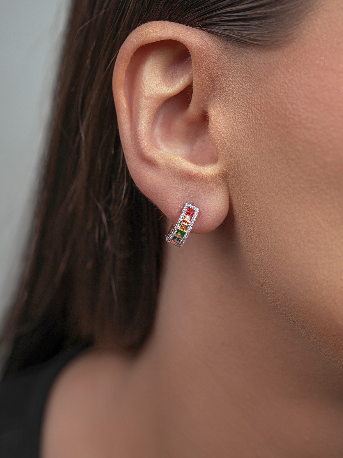 أقراط حلقية من الياقوت الأزرق بألوان قوس قزح