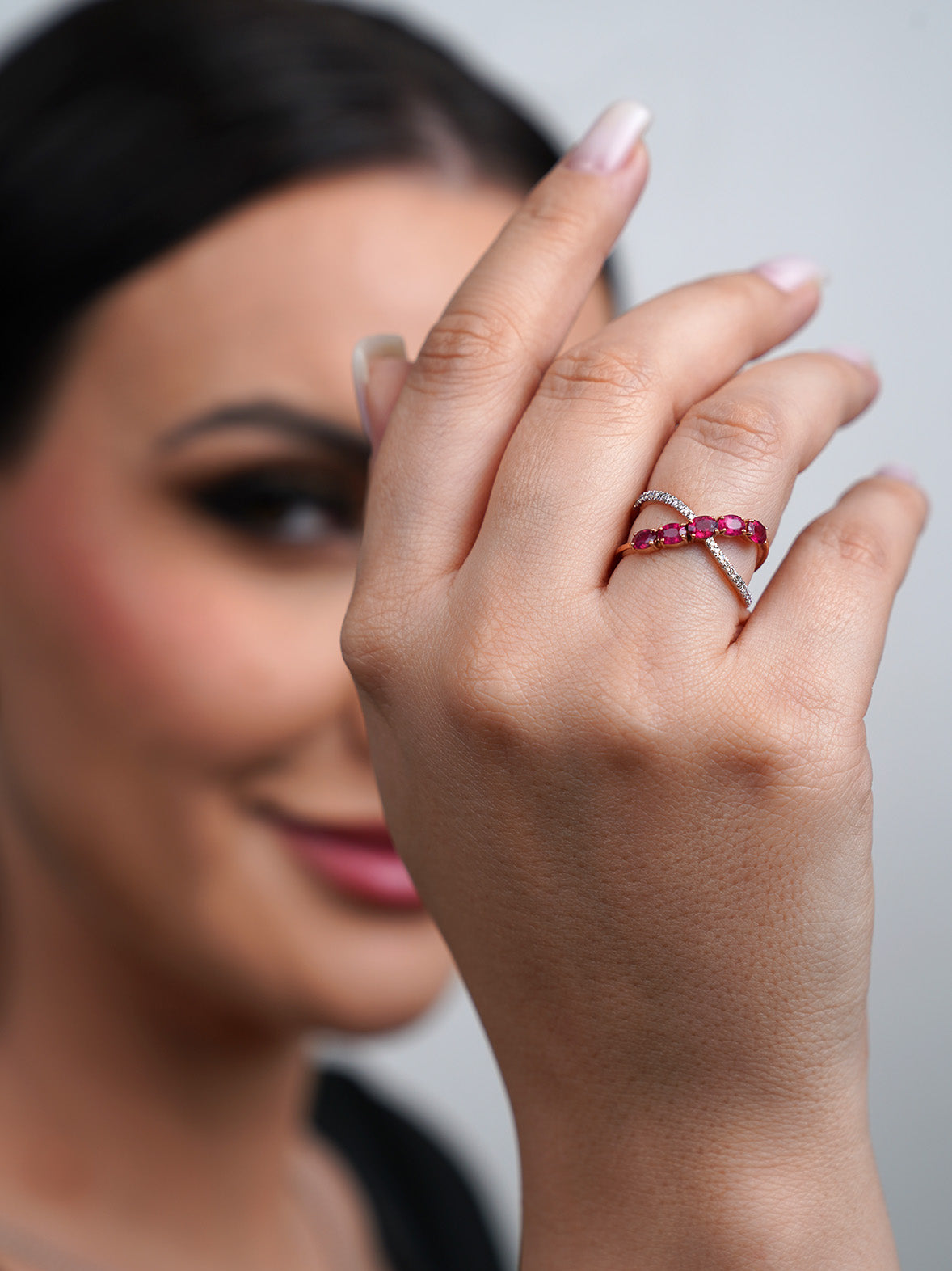 خاتم من الياقوت والماس بتصميم متقاطع