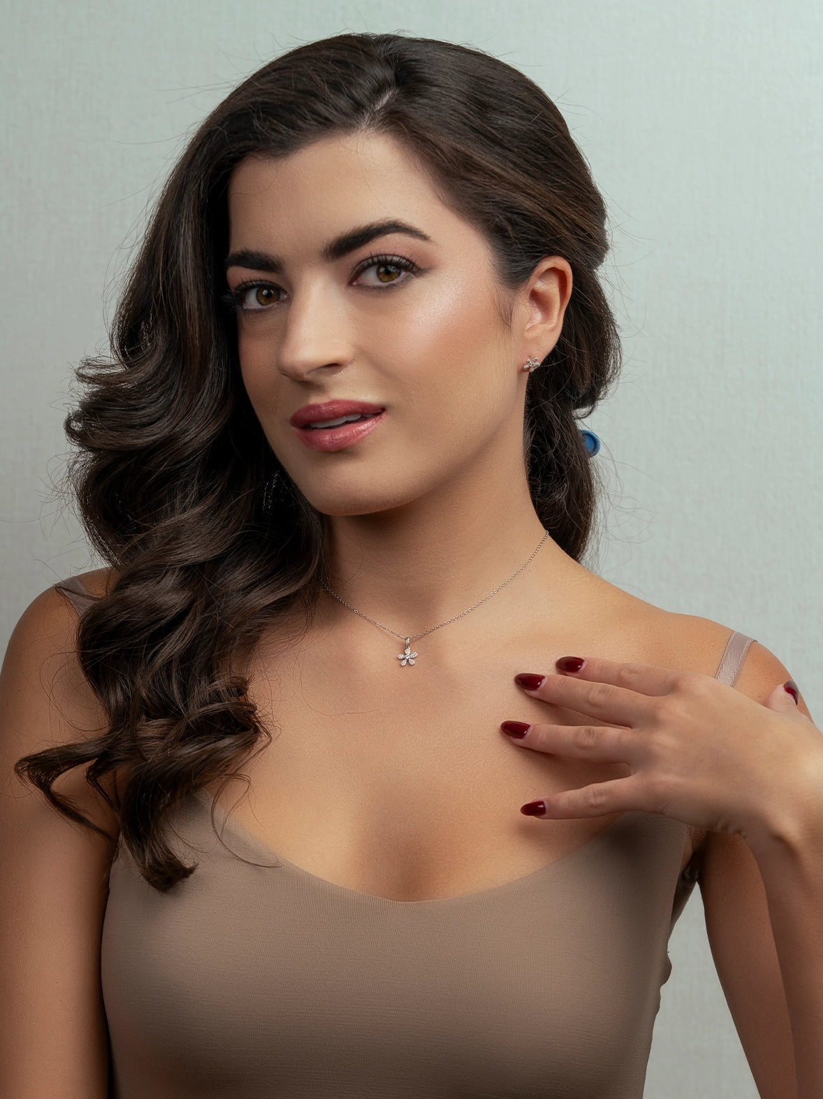 طقم قلادة من الألماس بتصميم زهور