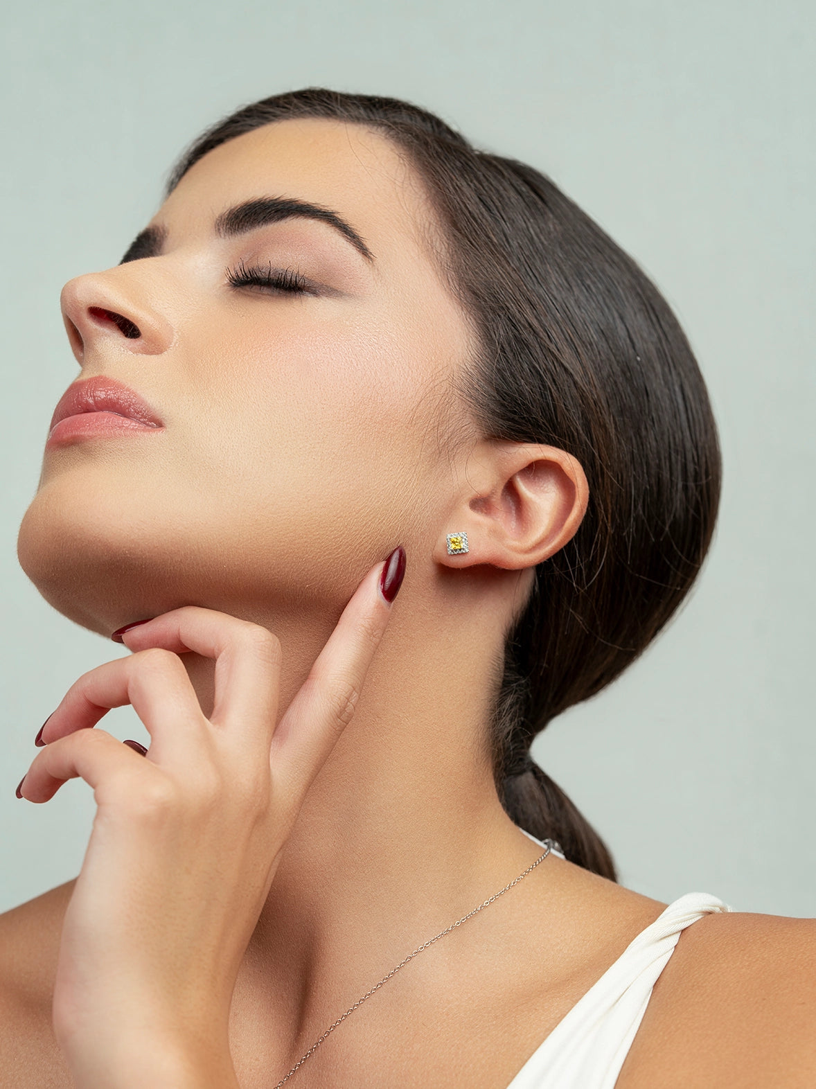 أقراط مرصعة بالألماس محاطة بهالة من الياقوت الأصفر