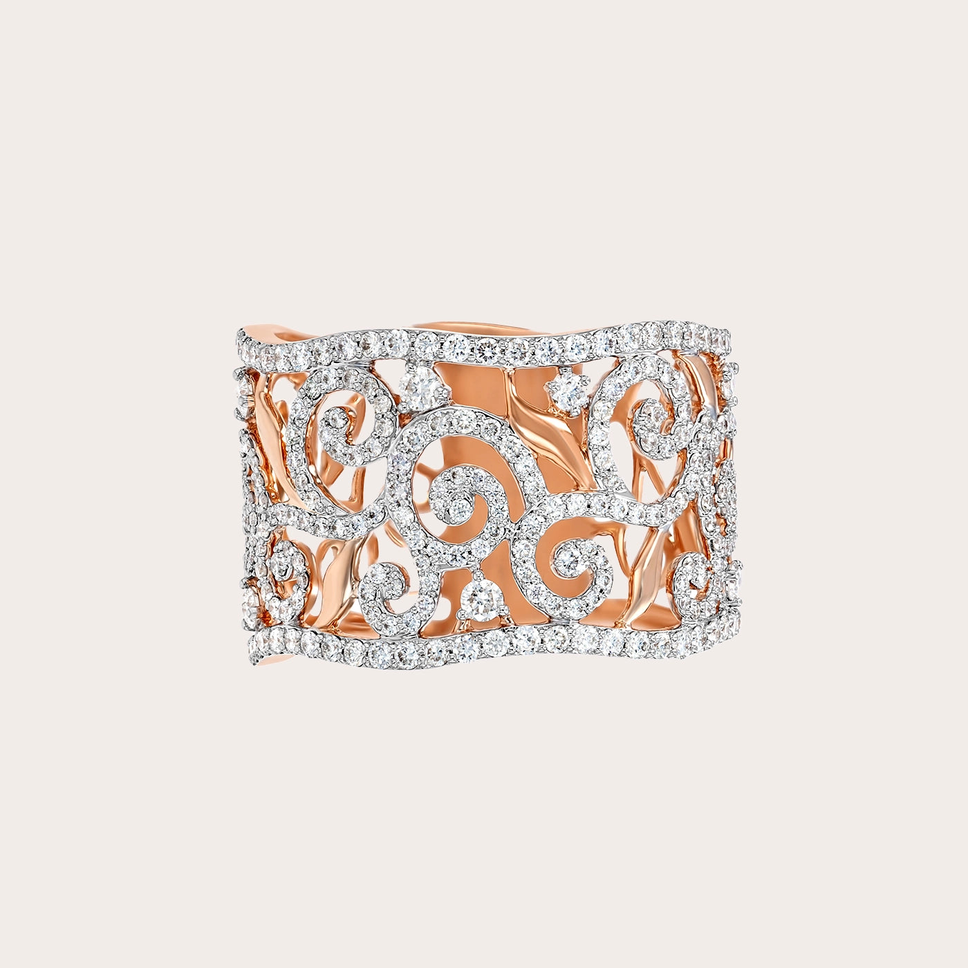 خاتم عريض مرصع بالألماس بتصميم زخرفي دقيق